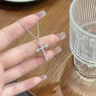 1件优雅合成锆石镶嵌十字架吊坠项链，简约奢华闪耀，时尚百搭，适合日常、休闲、派对、度假、街头服饰等场合。