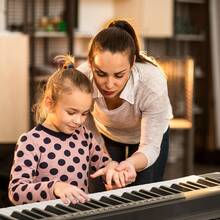 GEP-109 61 Key Lighting Keyboard With Piano Stand, Piano Bench, Built In Speakers, Headphone, Microphone, Music Rest, Screen, 3 Teaching Modes For Beginners - màu đen - Xem 11
