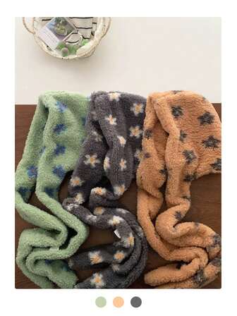 可爱花卉装饰毛绒帽子围巾套装，女士款，保暖连帽帽，设计小巧，适合秋冬季节。