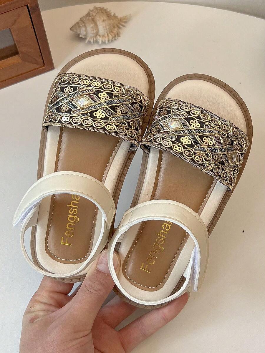 一双儿童女童金属亮片刺绣夏季亮丽装饰鞋(采用夏季亮丽风格设计,使用金属亮片进行刺绣),PU材质(鞋面为PU皮革),精致低帮款式(鞋面为低帮设计),带搭扣(带搭扣设计),平底夏季凉鞋,适合在夏至和暑假等夏季节日穿着。 - 玫瑰金 - 查看 1