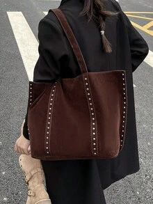 这款时尚黑色大容量通勤手提包是一款饰有铆钉的时尚女士单肩包。其独特的设计和优雅的仿麂皮表面使其适合约会、日常穿着、购物、海滩度假和各种其他场合（不包括小袋）。 - 咖啡 - 查看 5