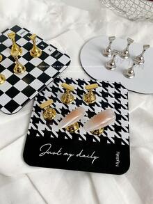 Set de decoraciones de arte de uñas con patrón de tablero de ajedrez 3D - Incluye bases cuadradas y ovaladas en negro y blanco, piezas de ajedrez metálicas de colores para manualidades, arte de uñas, props de fotografía y accesorios de uñas