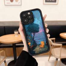 Cubierta de teléfono con borde negro diseño de árbol mágico y sala de estar en tonos azules y rosas para uso diario en cafeterías Aplicable a los teléfonos de la serie Apple y Galaxy - Café integral - Ver 1