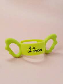 Cubiertas de botella de silicona con nombre personalizado, Cubierta de botella de silicona con alas personalizadas, Asa de botella de bebé con texto personalizado, Accesorios de botella de alimentación personalizables y fáciles de transportar, Ayuda de agarre de orificio ancho, Ligero y suave, Regalo conmemorativo para nuevas mamás, Regalos para bebé niño, Regalos para bebé niña, Regalos de cumpleaños, Accesorios para bebé, Niños, Niñas, Regalo para baby shower, Regalo pensativo - Estilo A - Ver 11
