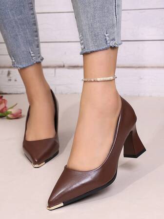 Damklassiska minimalistiska enfärgade 7,5 cm pumps med spetsig tå och metallhätta, eleganta för fest och arbete, storlek 35-42, slip-on högklackade skor med skulptural klack och platå.