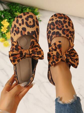 黑色软底舒适套脚鞋，金属搭扣和蝴蝶结装饰，适合工作和购物，新款北京风休闲鞋，妈妈们的必备单品