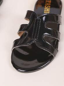 1双儿童PU皮极简拖鞋，适合夏季穿着