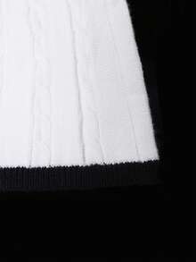 两件套Y2K风格针织衫套装，包括高领套头衫、纽扣前开襟短款长袖上衣和松紧腰A字迷你裙，适合女性在秋冬季、圣诞节和感恩节穿着。