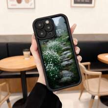 Cubierta de telefono con borde negro estampado con paisaje de camino de piedra y flores blancas para uso diario en cafeterias y espacios interiores Aplicable a los teléfonos de la serie Apple y Galaxy - Negro - Ver 2