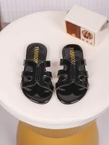 1双儿童PU皮极简拖鞋，适合夏季穿着