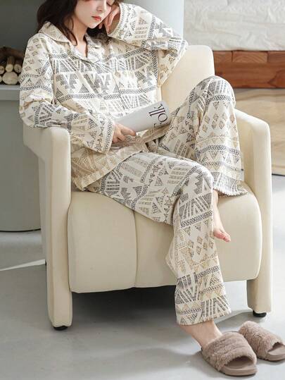 两件套女士碎花长袖开衫和长裤睡衣套装，适合春、秋、冬季穿着。
