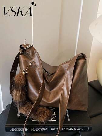 手提包 | 棕色皮革 * 毛茸茸的尾巴吊坠 解锁都市冒险美学 可调节肩带 一套装备诠释了工业的平衡哲学，侧挂的毛茸茸的尾巴吊坠随着行走的步伐摇摆，与坚韧的皮革纹理碰撞。