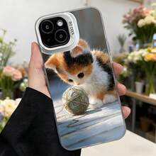 Funda de telefono con borde de metal negro con estampado de gatito jugando con ovillo de hilo y texto CASETTO para uso diario en tiendas de flores Aplicable a los teléfonos de la serie Apple y Galaxy - Blanco - Ver 7
