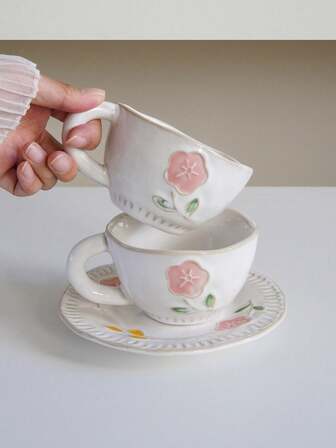 一套压花花卉陶瓷咖啡杯碟，简约时尚的粉色花卉咖啡套装，适合日常居家使用、聚会派对、享用下午茶配咖啡和蛋糕，或作为礼物赠送。