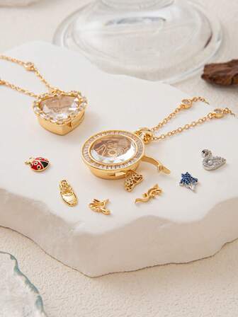 1 pieza Nuevo collar con caja de vidrio con diamante incrustado con forma de corazón redondo de moda, accesorio de cisne, flor, oso de peluche, pájaro, ballena, flor, araña, chapado en oro de 18k, que muestra el encanto de la mujer, impermeable y a prueba de sudor, adecuado para el Día de San Valentín y uso casual diario. Joyería para damas.