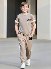 男童/大童春夏季短袖長褲2件套，數位條紋印花時尚休閒圓領T恤，簡單舒適長褲，戶外運動百搭男童套裝 - 卡其色 - 查看 2