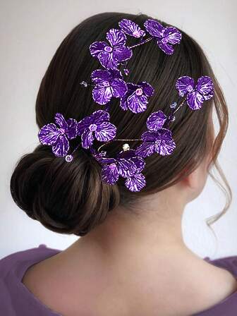 1个紫色花朵水晶装饰侧梳，迷人发饰，适合新娘、伴娘、婚礼、订婚、派对、节日、新年、圣诞节等场合佩戴，可作头饰。