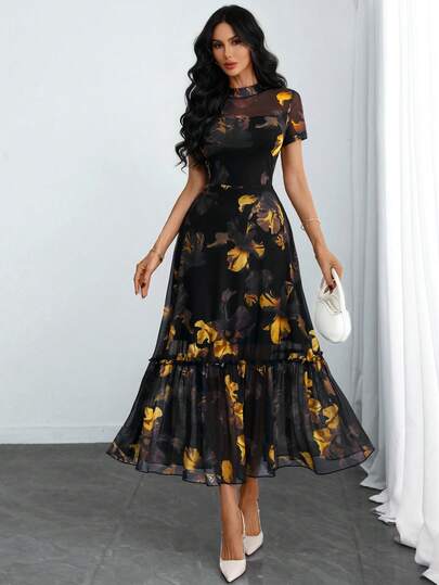 فستان طويل للنساء بطبعة وردة أنيقة ذو طبقتين من الشبك بياقة دائرية وأكمام قصيرة، مشدود الخصر وذو حافة متموجة