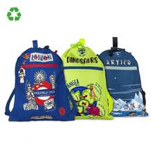Mochila saco infantil Londres de Pepita Viajera: perfecta para actividades extraescolares y aventuras en familia. Con diseño educativo inspirado en Londres, estimula la curiosidad de los pequeños exploradores. Benefíciate de su bolsillo exterior con cremallera y forro interior para guardar objetos esenciales. Fabricada con material RPET reciclado, es resistente, fácil de limpiar y respetuosa con el medio ambiente. Asa adicional y tirantes ajustables para mayor comodidad y versatilidad. Medidas ideales 41x32 cm. - Azul - Ver 4