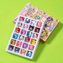 三丽鸥Hello Kitty神秘礼盒套装——内含24个随机挑选的神秘礼盒，是完美的派对礼物。这款24天倒计时日历包含惊喜节日倒计时功能，以及精美派对礼盒、周边商品、神秘礼盒、派对小礼物和节日装饰品。