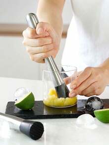 1件不锈钢碎冰榨汁机，可用于制作果汁、橙汁和柠檬粉，非常适合夏季派对、野餐和露营。