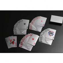 一副防水柔韧银色扑克牌，带盒，设计精美，非常适合派对、游戏、送礼和庆祝活动，防弯折，送礼佳品。银色扑克牌，高级银色扑克牌 - 防水、防弯折、柔韧，设计精美，带盒，是派对、游戏和送礼的完美之选。