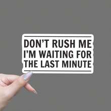 Miếng dán vui nhộn "Đừng vội, tôi đang đợi phút chót" - Chất liệu vinyl chống thấm nước, lớp phủ mờ chống trầy xước, hình dạng bất thường với các góc bo tròn - Miếng dán hoạt hình tự dính cho máy tính xách tay, ô tô, xe máy, túi xách, đàn ghi-ta, xe tay ga và miếng dán cản - Quà tặng hài hước cho sự trì hoãn vào phút chót - Nhiều màu - Xem 1