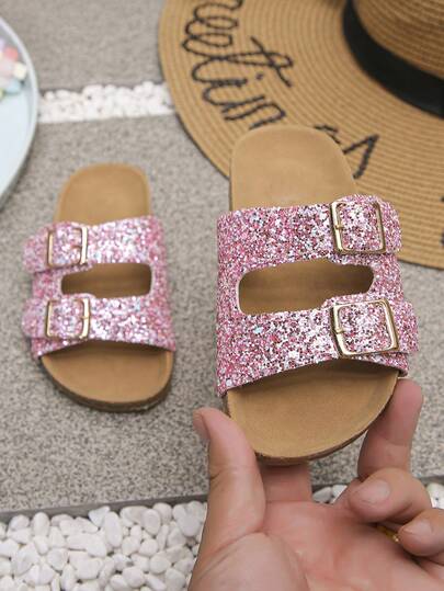 一双时尚彩色亮片材质儿童平底拖鞋，舒适耐穿，夏季必备