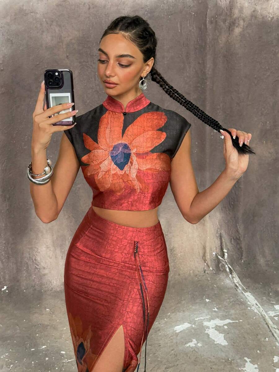 Faeriesty بلوزة صينية جديدة فاخرة للنساء مع ياقة صغيرة على الطراز الصيني وأكمام قصيرة أنيقة، تتميز بنقش زهري فني - مثالية للعشاء الرسمي وحفلات السجادة الحمراء وحفلات الزفاف الفاخرة والولائم الرسمية والفعاليات التجارية الرفيعة لتعزيز الرقي والأناقة في التجمعات الراقية. ملابس رأس السنة الجديدة - احمر خشبي - مشاهدة 1