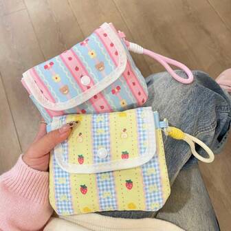 可爱卫生巾、月经垫收纳袋、便携迷你款、学生护垫、经期包、收纳袋、甜美系学生化妆包、甜美蝴蝶结草莓照片卡收纳袋、便携钥匙扣零钱包、可爱迷你小袋、大容量便携收纳袋、化妆包、化妆袋、洗漱包、旅行必备、邮轮必备、度假必备、男女通用