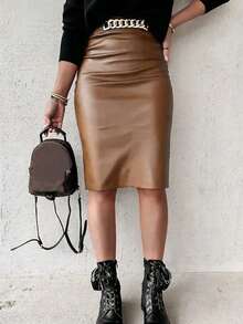 女士金色链条装饰PU皮裙，修身剪裁，成熟办公室风格，日常通勤，凸显腰臀曲线，适合万圣节、秋冬季节、教师节等场合，百搭实用。 - 棕色 - 查看 3
