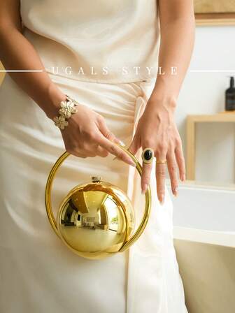 这款奢华女士电镀质感手提包气质非凡，纯色地球仪造型，金属链条斜挎包设计，非常适合晚宴和派对场合，可搭配日常装、正装、舞会礼服和生日礼服。