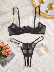 女士性感内衣套装，黑色刺绣蕾丝饰边配金色链条，1/4罩杯开衩镂空设计 - 黑色 - 查看 3
