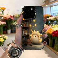 Cubierta de telefono con diseño de erizo iluminado en biblioteca negra con estanteria y libros para uso diario y regalo Aplicable a los teléfonos de la serie Apple y Galaxy - Negro - Ver 2