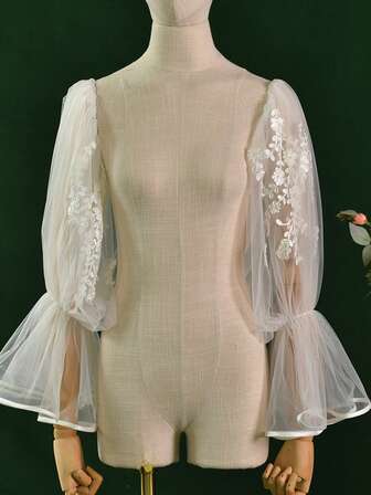 A Pair Of Lace Applique Bridal Sleeves With A Lantern Sleeve Design, Featuring A Simple French Style, Perfect For Pairing With Women'S Dresses And Accessories.