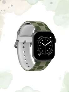 一条印有四叶草图案的硅胶智能手表表带。这款通用型 20-22 毫米表带具有广泛的兼容性：兼容华为 Watch GT3/GT4、三星 Galaxy Watch6 以及 Series 1 至 Series 9、SE 和 Ultra（表壳尺寸 38-49 毫米）。