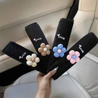Auto Gurt Schulterpolster - Süßes Blumen Buchstaben Design, kurzer Plüsch Schulterpolster, rutschfest und kreativ, Nackenkissen, bequem und pflegend, Blumenmuster, strapazierfähiger Bezug, atmungsaktives Material, für Langstreckenfahrer, Fahrzeugliebhaber