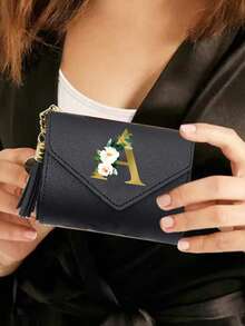 个性化花卉字母迷你钱包，可定制A-Z字母，饰有流苏和心形吊坠，适合日常使用，可装卡片、现金和小物件，是女性、名字爱好者和时尚达人的理想之选，适合购物、通勤和夜间外出，为您的配饰增添时尚个性，也是交换礼物、圣诞节和新年礼物的绝佳选择。 - 彩色 - 查看 3