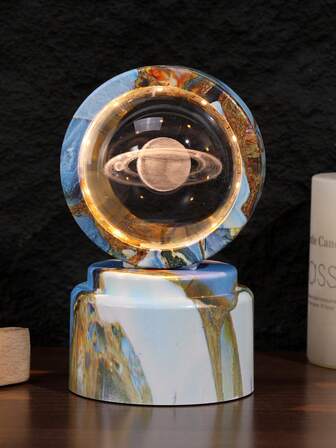 一款男女皆宜的水晶桌面小夜灯摆件，饰有玻璃球，USB供电，可作为礼物赠送。