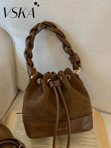 现代宣言抽绳水桶包 | 哑光棕色 * 编织手柄 展现都市复古美学 多功能收纳，诠释质感与实用性的完美平衡理念 深棕色哑光皮革包身，呈现流畅的哑光质感 - 彩色 - 查看 2