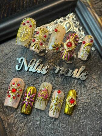 10片装方形美甲贴片套装，手工美甲贴纸，3D立体美甲水钻钢珠配件，彩色闪亮美甲宝石，金色香槟色猫眼美甲Y2K风格可佩戴美甲套装，手工制作星星、爱心和几何图案设计，适合女性日常佩戴及派对场合（内含：一片果冻胶和一条摩擦条）美甲用品