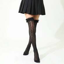 زوج من جوارب طويلة للنساء رقيقة وجذابة مطرزة بعناية بتطريز دانتيل مرن وجذاب