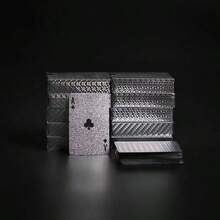 一副防水柔韧银色扑克牌，带盒，设计精美，非常适合派对、游戏、送礼和庆祝活动，防弯折，送礼佳品。银色扑克牌，高级银色扑克牌 - 防水、防弯折、柔韧，设计精美，带盒，是派对、游戏和送礼的完美之选。