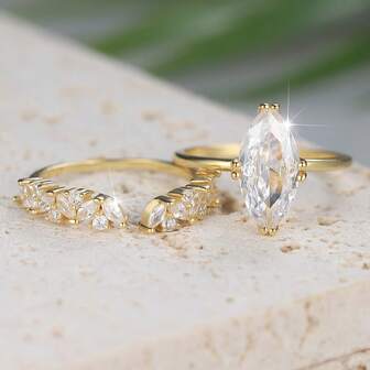 1 Juego de Anillos de Boda Chapados en Oro de Plata S925, Bandas a Juego para Él y Ella con Circonita Cúbica Blanca, Conjunto de Joyas de Pareja de Amor Eterno para Aniversarios.