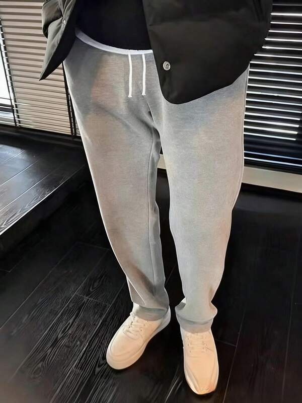 1 para luźnych i modnych sportowych długich spodni męskich, o swobodnym i prostym, jednolitym kolorze, z szerokimi nogawkami, ściągaczem w pasie i dużymi kieszeniami, odpowiednich na codzienne spacery, do pracy, w podróż itp. "Ze względu na różnice w partiach produkcyjnych mogą występować pewne różnice w kolorach".