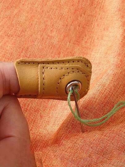 1個 プレミアム ライトブラウン レザー 指サック - 耐久性のある コインパッド デザイン、滑り止めグリップ、手縫いに快適。キルティング、ニッティング、縫製クラフトアクセサリー、DIY 縫製ツール、手縫い、クロスステッチ指サック、手縫いニードルフィンガーガード、指サックフープ縫製ツールに適しています。