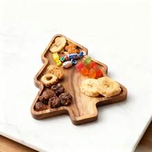 Christmas Tree-Shaped Cutting Board Holder With Handle - 33 Cm X 23 Cm X 1.5 Cm. Wood Grain Design, Sturdy Wooden Structure, Suitable For Cutting Vegetables, Fruits, Cooked Food, Cheese Board, Easy To Clean, Home Decoration Tray, Serving Plate For Party Food, Ideal Gift Choice For New Year, Mother's Day, And Cooking Enthusiasts.