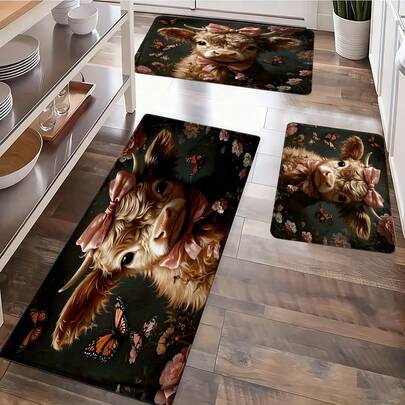 Adorable felpudo de baño con vaca de las tierras altas con lazo rosa y diseño floral rico - Una vaca adorable dibujada digitalmente con ojos grandes, mariposa y patrones florales, hecho de tela de franela suave, perfecto para el dormitorio