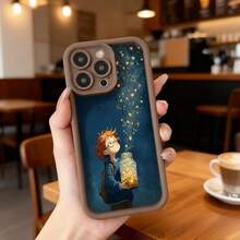 Cubierta de teléfono con borde negro azul profundo con diseño de niño con cabello rojo sosteniendo un frasco de estrellas doradas para uso diario en cafeterías y espacios casuales Aplicable a los teléfonos de la serie Apple y Galaxy - Negro - Ver 4
