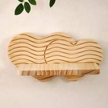 1个心形创意木质壁挂式花架，木制工艺家居装饰